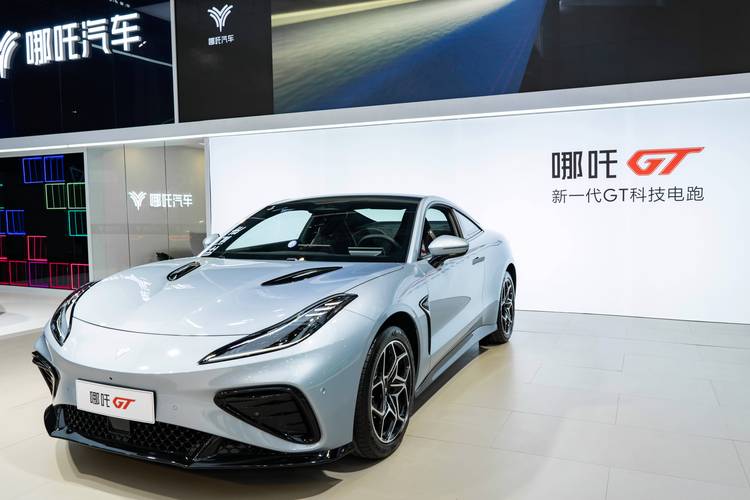 广州272哪吒汽车在智能汽车领域的表现，领途汽车在新能源汽车市场中的影响力